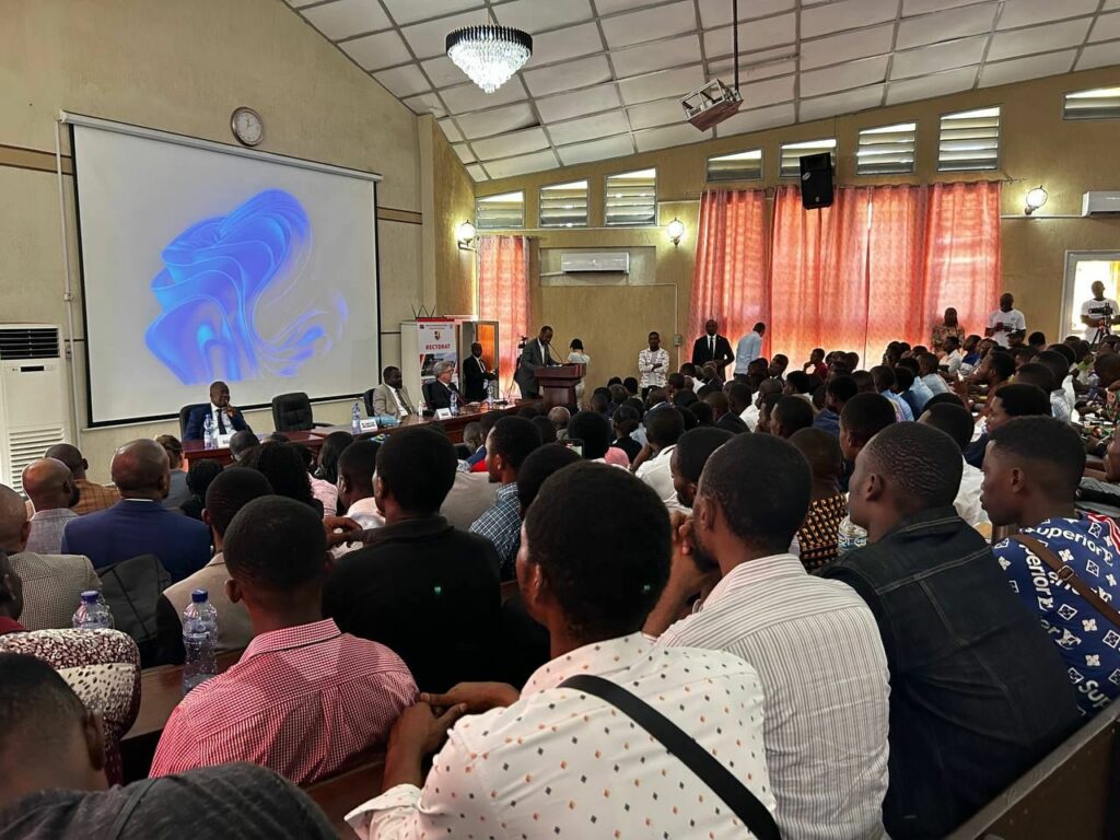 Le public de la conférence de Jean-Luc Mélenchon à l'université de Kinshasa.