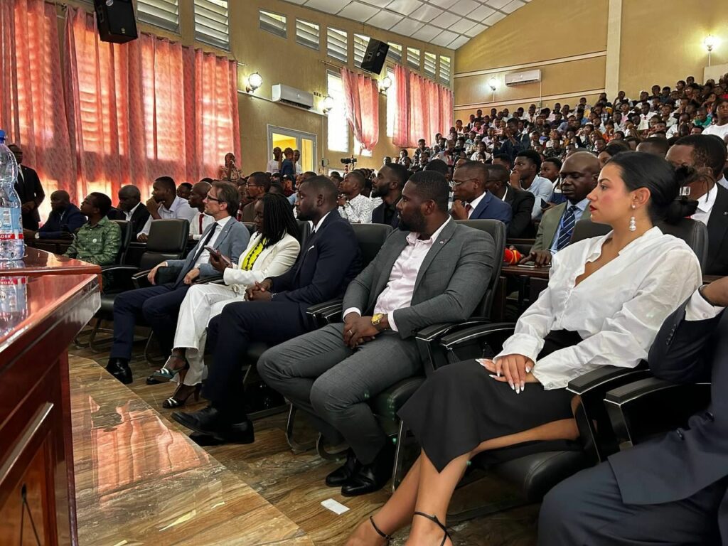Les parlementaires membres de la délégation insoumise à la conférence de Jean-Luc Mélenchon à l'université de Kinshasa.