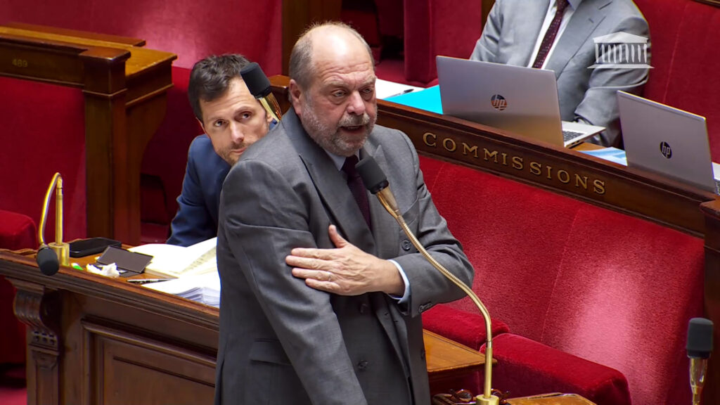 Éric Dupond-Moretti, ministre de la Justice, mime une quenelle, symbole antisémite, au sein de l'hémicycle.